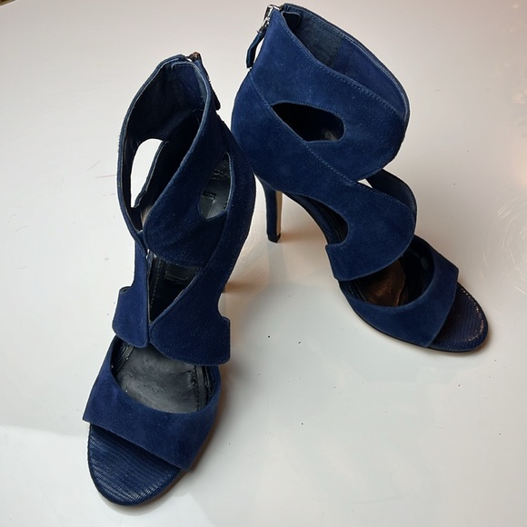 💙WHITE HOUSE BLACK MARKET BLUE VELVET ZIP UP BACK 4.5” HEELS SIZE 7 MEDIUM💙 - Picture 3 of 16